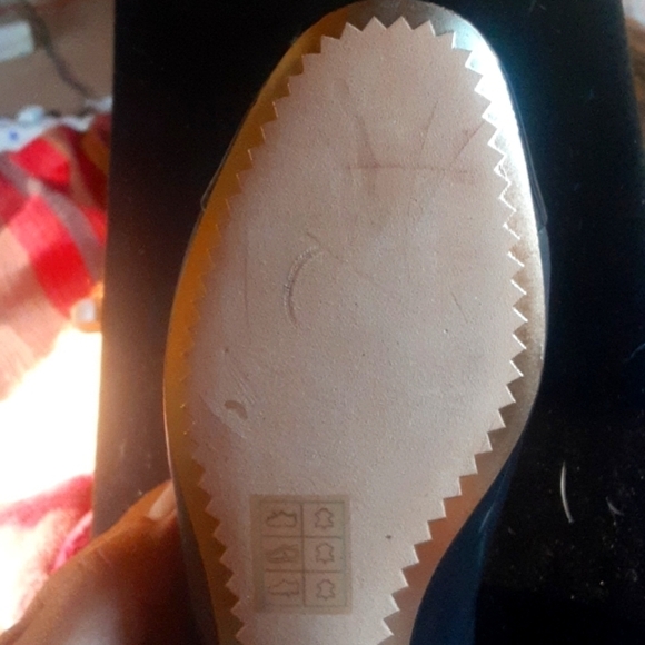 Tory Burch Black Patent Cap Shoes - Picture 5 of 13